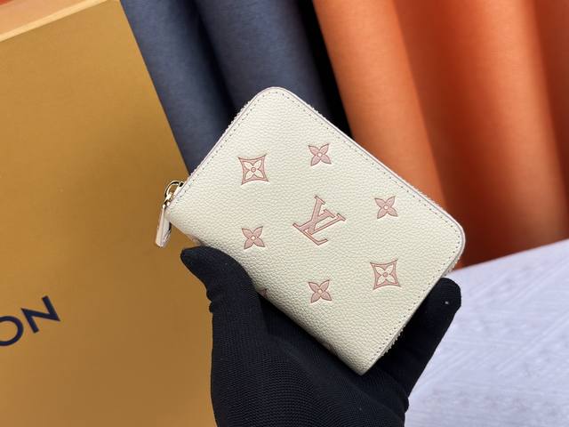 M14563 ，60067新压花 浸染双重色调、Zippy 拉链零钱包、此款 Zippy 拉链零钱包取材 Monogram Empreinte 皮革，表面浮现