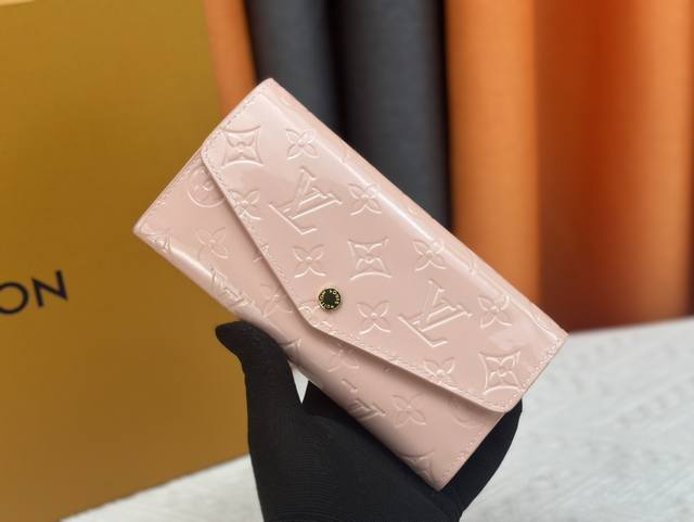 M60531-60668 里面配色 这款信封式钱夹以优雅的 Monogram 帆布制成，内部设计精巧独特，拥有各种口袋和信用卡槽。19X10Cm。