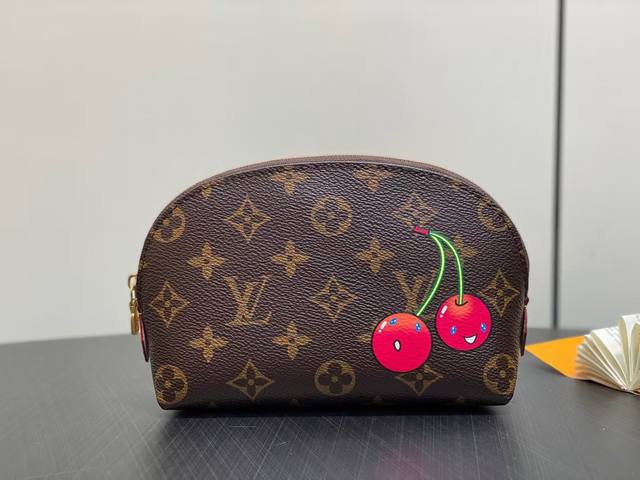 M13766老花 M47515樱桃化妆包 Pochette CosméTique Ld化妆包 这款小巧的化妆包以Monogram Ms帆布制造，可轻易放入手袋内