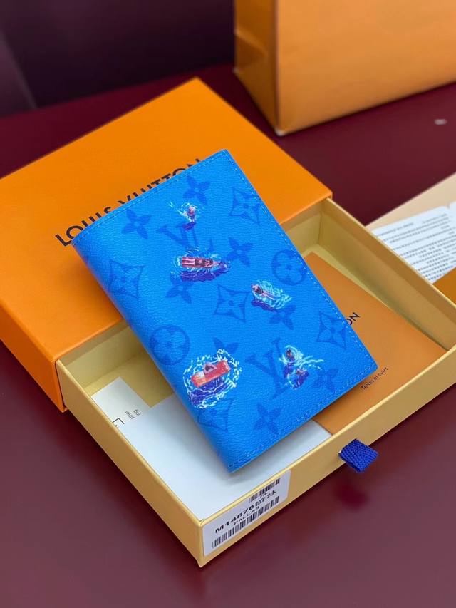 M14877橙色 度假系列护照夹 当季新款 护照套 M14877橙色 M14872白色 M14875绿色 本款护照套取材 Colored Monogram 帆布