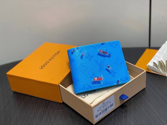 复刻M14873白色 度假系列短款西装夹 当季新款 Slender 钱夹 M14873 M14874 M14879 M14875 本款 Slender 钱夹出自