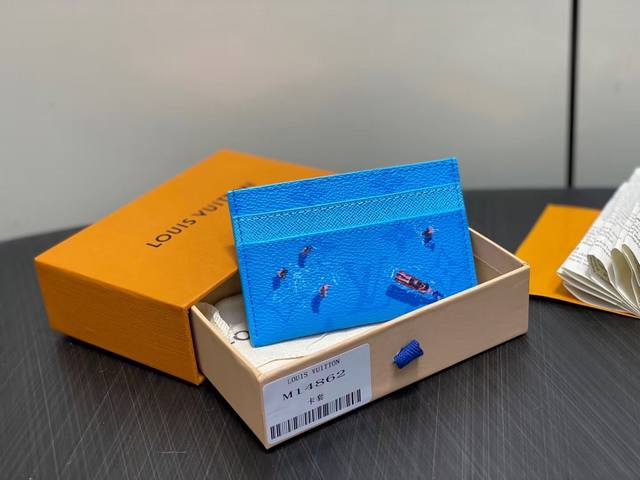 复刻M14863绿色 度假系列卡包钱夹钱包 口袋卡夹 M14864白色 M14863绿色 M14862蓝色 在五颜六色的字母图案帆布上印有微型运动场景的“波尔图