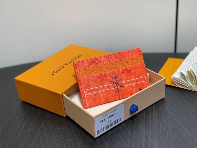 复刻M14863绿色 度假系列卡包钱夹钱包 口袋卡夹 M14864白色 M14863绿色 M14862蓝色 在五颜六色的字母图案帆布上印有微型运动场景的“波尔图