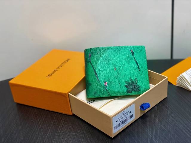 复刻M14873白色 度假系列短款西装夹 当季新款 Slender 钱夹 M14873 M14874 M14879 M14875 本款 Slender 钱夹出自