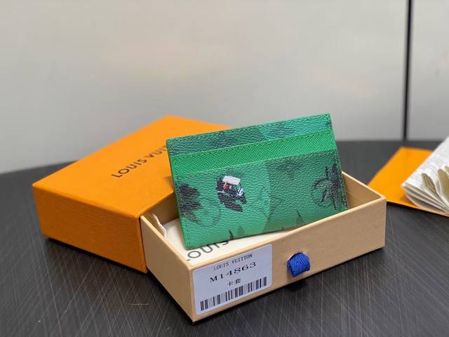 复刻M14863绿色 度假系列卡包钱夹钱包 口袋卡夹 M14864白色 M14863绿色 M14862蓝色 在五颜六色的字母图案帆布上印有微型运动场景的“波尔图