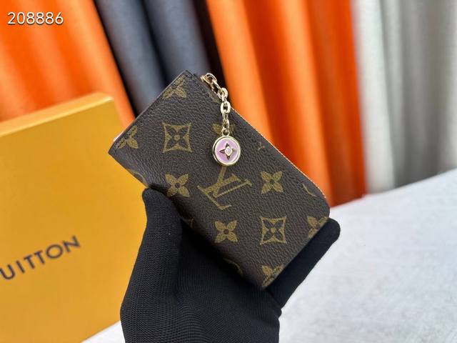 M14529老花！Noa钥匙扣采用标志性的Monogram帆布制成，是一款优雅实用的配饰。它的L形拉链打开，露出一个柔和的彩色皮革衬里和一个金色的挂钩和链条。内