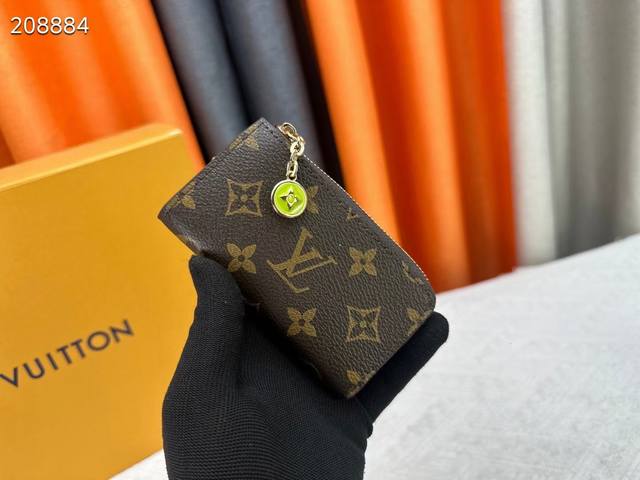 M14529老花！Noa钥匙扣采用标志性的Monogram帆布制成，是一款优雅实用的配饰。它的L形拉链打开，露出一个柔和的彩色皮革衬里和一个金色的挂钩和链条。内