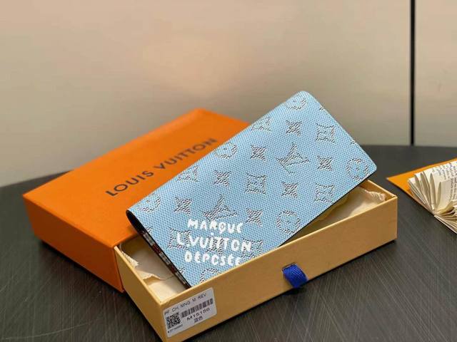 M15156白色 长款西装夹钱包 当季新款 Brazza 钱夹 本款 Brazza 钱夹以 Monogram Heritage 涂层帆布包裹印花牛皮革内衬，将