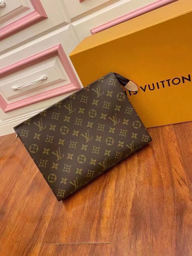 M47542大号大号Monogram帆布化妆盒，内部空间宽敞，两侧采用接裆式设计，方便取放物品，可将它轻而易举地放进手袋中。尺寸:26X20Cm， 包装:配包装