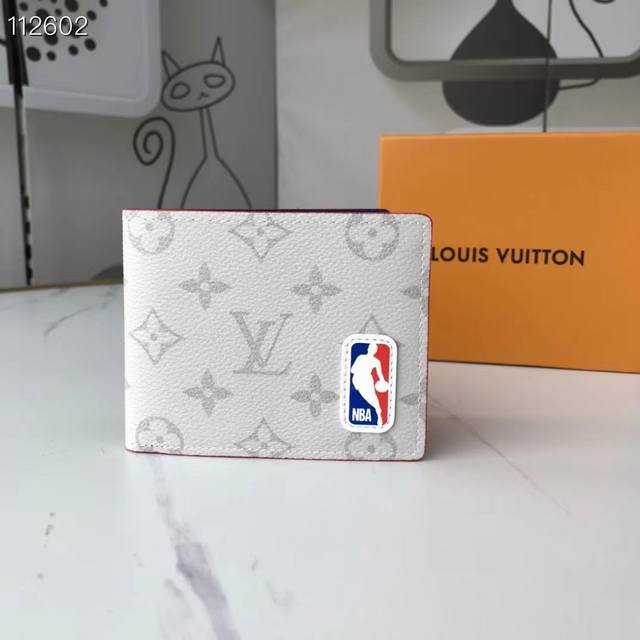 Mm80105Multiple 钱夹、L Multiple 钱夹出自路易威登与 Nba 联名胶囊系列，以 Monogram 帆布烘托 Nba 皮革贴饰。紧凑身形