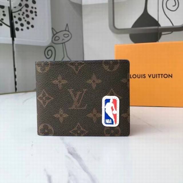Mm80105Multiple 钱夹、L Multiple 钱夹出自路易威登与 Nba 联名胶囊系列，以 Monogram 帆布烘托 Nba 皮革贴饰。紧凑身形