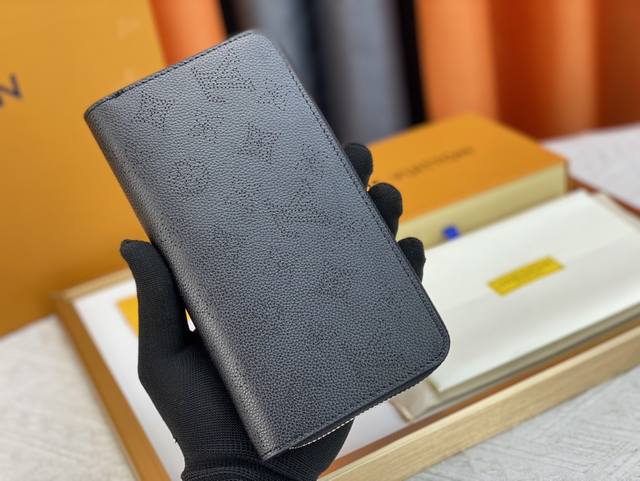 M61867 这款设计实用的Monogram帆布皮夹以拉链开合，可装纸币，零钱和证件等。19 X 10 X 1 Cm 长 X 高 X 宽 8个信用卡卡槽- 开放