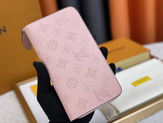 M61867 这款设计实用的Monogram帆布皮夹以拉链开合，可装纸币，零钱和证件等。19 X 10 X 1 Cm 长 X 高 X 宽 8个信用卡卡槽- 开放