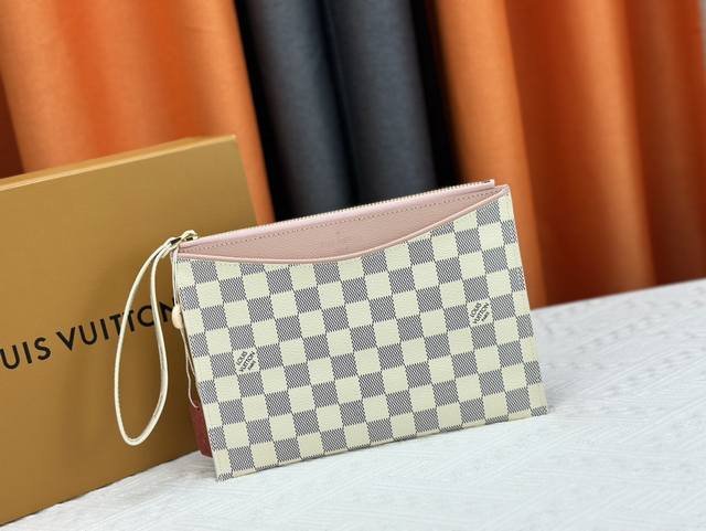 M60910、实物拍摄 此手袋做工精致Pallas 手包结合了经典的 Monogram 帆布与鲜艳的色彩，打造出令人愉悦的效果。 用其装纳 Ipad Mini，