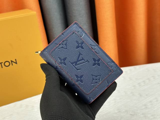 Lv顶级复刻 M80152這款CléA錢包以Monogram Empreinte柔軟粒面牛皮製成，綴以路易威登標誌性的Monogram壓花圖案，設計時尚，精緻小