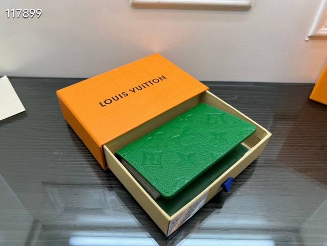 M81540紫色 短夹 Multiple钱夹设计清爽简洁，黑色 Taurllon小牛皮面料质地十分柔软，饰有标志性Monogram压纹。尺寸小巧，极为便携，内配