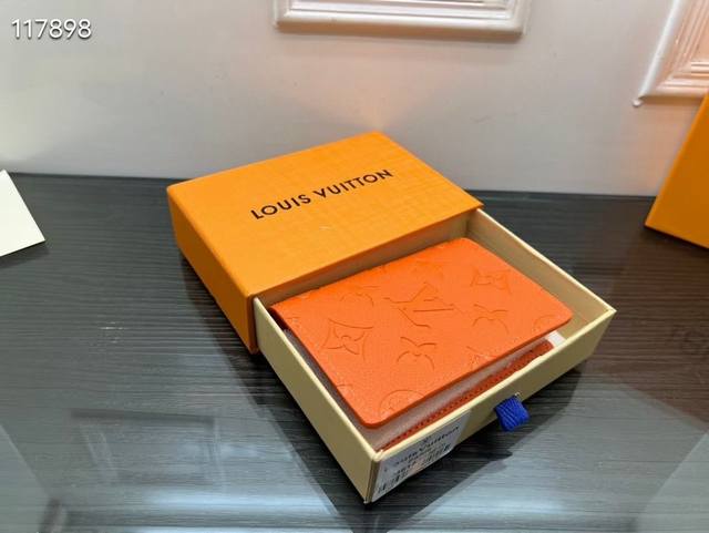 M81540紫色 短夹 Multiple钱夹设计清爽简洁，黑色 Taurllon小牛皮面料质地十分柔软，饰有标志性Monogram压纹。尺寸小巧，极为便携，内配