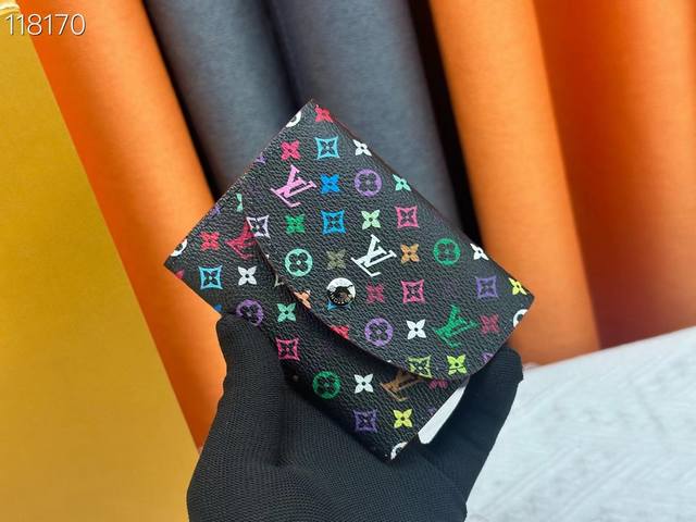 尺寸 11X8X2.5 型号 M41939 小巧玲珑却极为实用，此款多彩信封式零钱包是现代女性都市生活中的完美伴侣。身材小巧，轻松收入包袋甚至衣袋之中