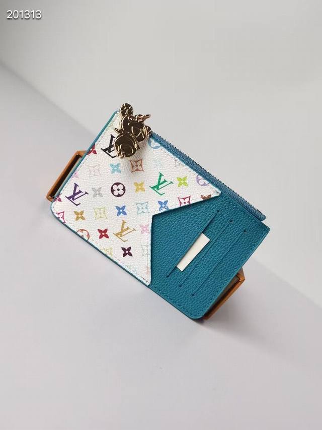 款号：13800 玫红 81912 本款 Romy 卡夹出自路易威登 X 村上隆跨界合作系列，为 Monogram Empreinte 皮革渲染清新色彩，巧妙致