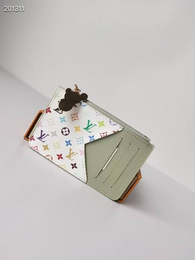 款号:13800 玫红,81912 本款 Romy 卡夹出自路易威登 X 村上隆跨界合作系列,为 Monogram Empreinte 皮革渲染清新色彩,巧妙致 款号:13800 玫红,81912 本款 Romy 卡夹出自路易威登 X 村上隆跨界合作系列,为 Monogram Empreinte 皮革渲染清新色彩,巧妙致