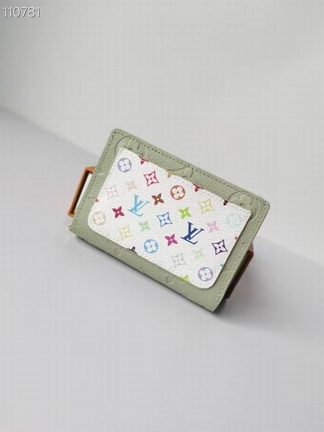 款号：M13619 绿色 村上隆合作系列 本款 CléA 钱夹取材 Monogram Empreinte 软粒面皮革，以双重色调烘托 Monogram 压纹的瞩