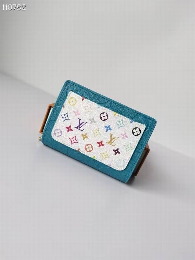 款号：M13619 绿色 村上隆合作系列 本款 CléA 钱夹取材 Monogram Empreinte 软粒面皮革，以双重色调烘托 Monogram 压纹的瞩