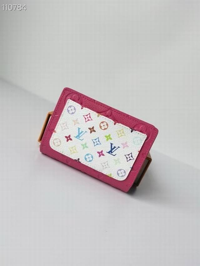 款号：M13619 绿色 村上隆合作系列 本款 CléA 钱夹取材 Monogram Empreinte 软粒面皮革，以双重色调烘托 Monogram 压纹的瞩