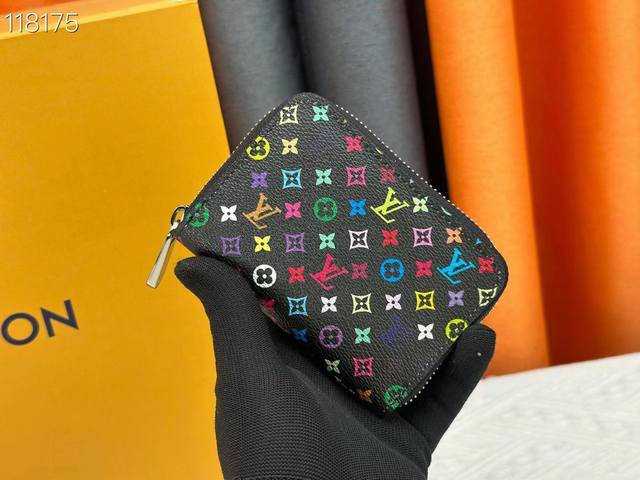 Zippy 拉链零钱包 M60067 都市人提供了最理想的选择。包身精巧紧凑，可以用来装零钱、信用卡和折叠起来的纸币。即使身上的口袋小，也可轻松地将它放入。11