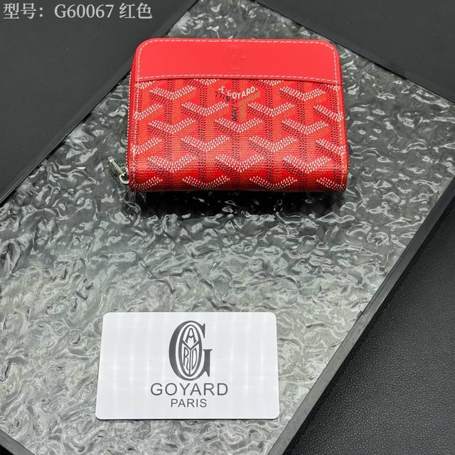 顶级原版 爆款 戈雅钱包短款 Matignon Mini 零钱包采用全拉链开合设计。其中部隔层可存放硬币，而其内部贴袋可插入卡片或小证件。款号：G60067 S