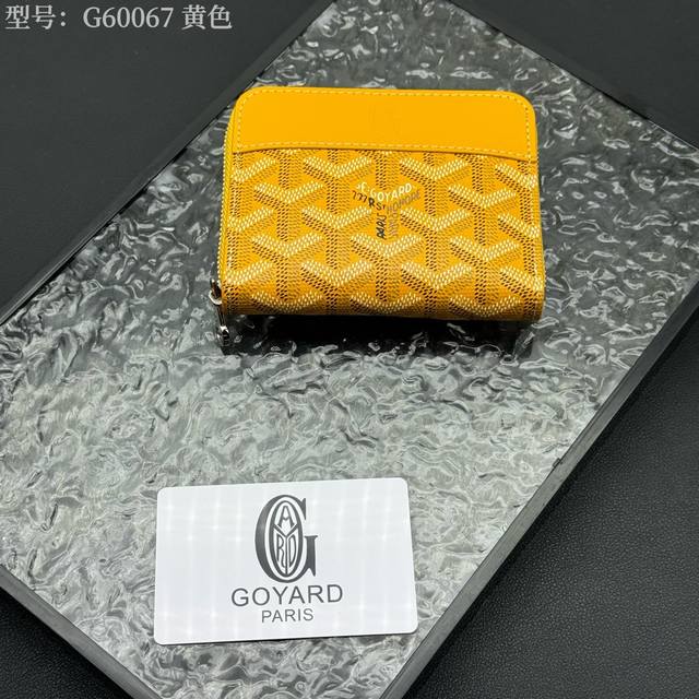 顶级原版 爆款 戈雅钱包短款 Matignon Mini 零钱包采用全拉链开合设计。其中部隔层可存放硬币,而其内部贴袋可插入卡片或小证件。款号:G60067 S 顶级原版 爆款 戈雅钱包短款 Matignon Mini 零钱包采用全拉链开合设计。其中部隔层可存放硬币,而其内部贴袋可插入卡片或小证件。款号:G60067 S