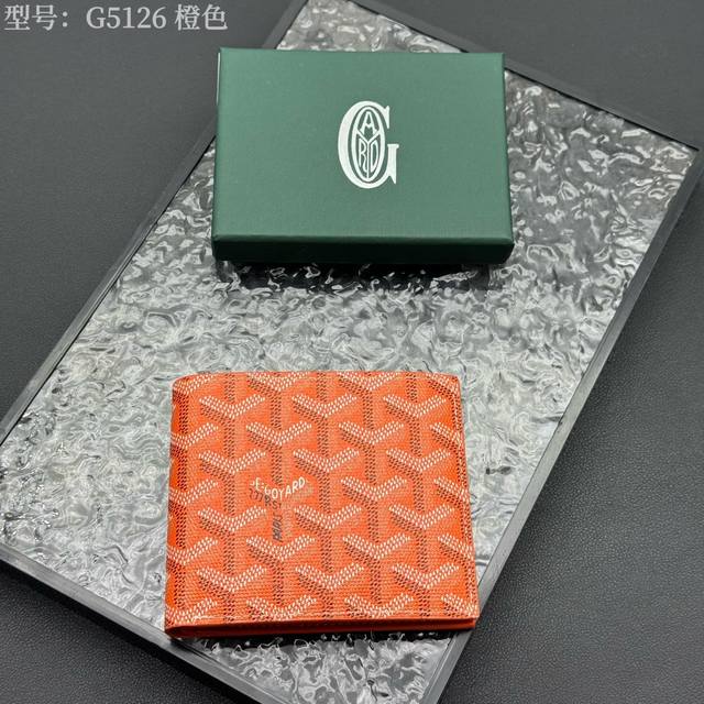 升级原版 爆款 戈雅钱包短款，Goyard8格卡位钱包，质感直接拉到满分里面可放8-10张卡左右，放现金，薄身不站位置，经典实用又耐看！短夹想要拿出与别人不同且