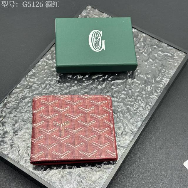 升级原版 爆款 戈雅钱包短款,Goyard8格卡位钱包,质感直接拉到满分里面可放8-10张卡左右,放现金,薄身不站位置,经典实用又耐看!短夹想要拿出与别人不同且 升级原版 爆款 戈雅钱包短款,Goyard8格卡位钱包,质感直接拉到满分里面可放8-10张卡左右,放现金,薄身不站位置,经典实用又耐看!短夹想要拿出与别人不同且