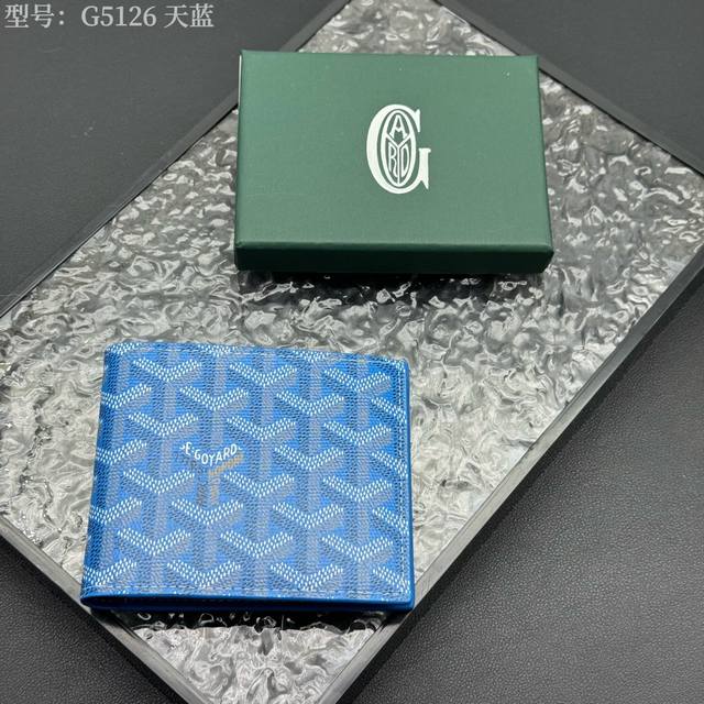 升级原版 爆款 戈雅钱包短款，Goyard8格卡位钱包，质感直接拉到满分里面可放8-10张卡左右，放现金，薄身不站位置，经典实用又耐看！短夹想要拿出与别人不同且