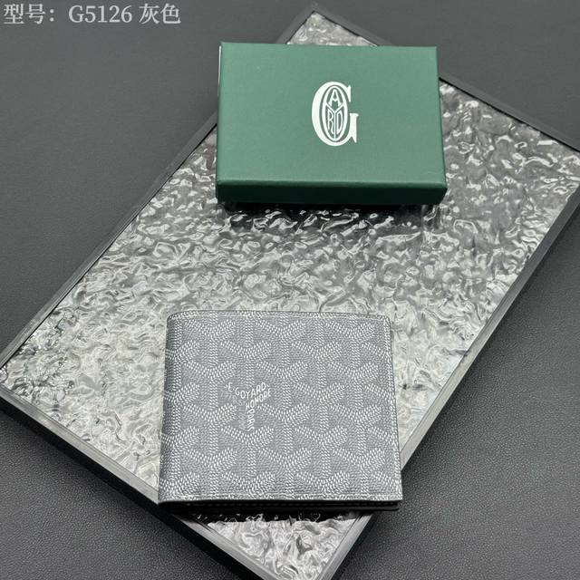 升级原版 爆款 戈雅钱包短款，Goyard8格卡位钱包，质感直接拉到满分里面可放8-10张卡左右，放现金，薄身不站位置，经典实用又耐看！短夹想要拿出与别人不同且