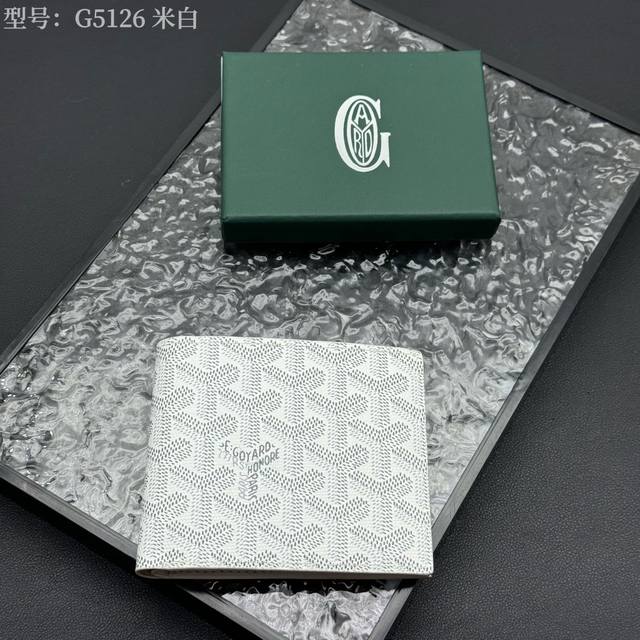 升级原版 爆款 戈雅钱包短款，Goyard8格卡位钱包，质感直接拉到满分里面可放8-10张卡左右，放现金，薄身不站位置，经典实用又耐看！短夹想要拿出与别人不同且