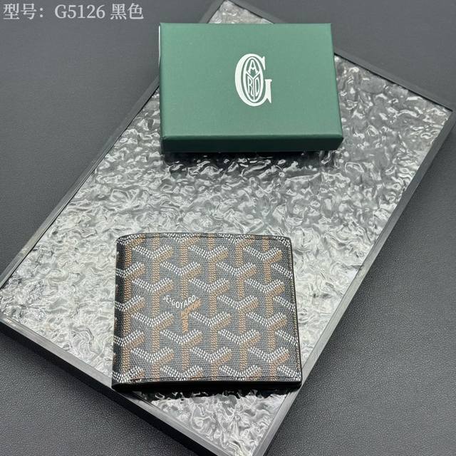 升级原版 爆款 戈雅钱包短款，Goyard8格卡位钱包，质感直接拉到满分里面可放8-10张卡左右，放现金，薄身不站位置，经典实用又耐看！短夹想要拿出与别人不同且