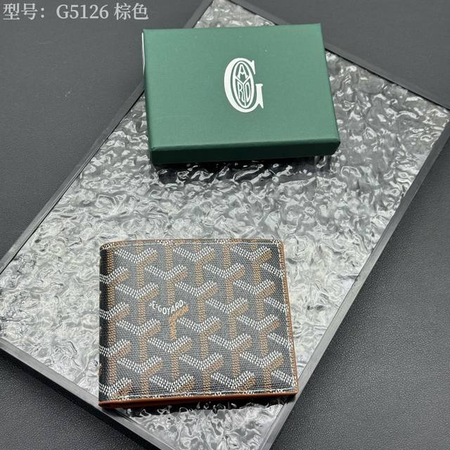升级原版 爆款 戈雅钱包短款，Goyard8格卡位钱包，质感直接拉到满分里面可放8-10张卡左右，放现金，薄身不站位置，经典实用又耐看！短夹想要拿出与别人不同且