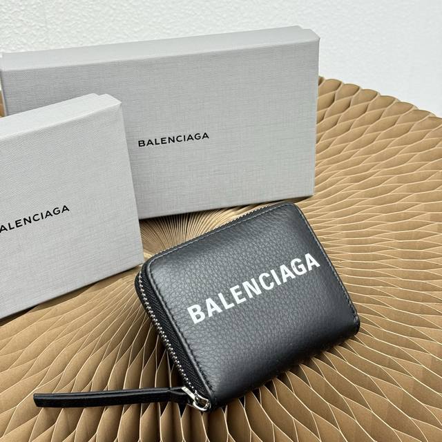 Balenciaga Cash Envelope零钱包 尺寸：长11.5 X 高9X 宽1厘米 粒面小牛皮 零钱包 正面饰以Balenciaga品牌标识印花 拉