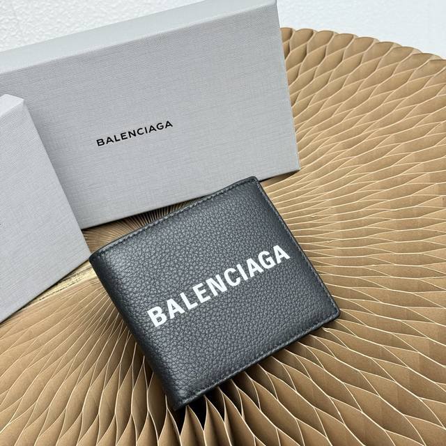 Balenciaga Cash方形折叠钱包 尺寸：长10.9 X 高9.3 X 宽2.7厘米 粒面牛皮革 方形折叠钱包 正面饰以Balenciaga品牌标识印花