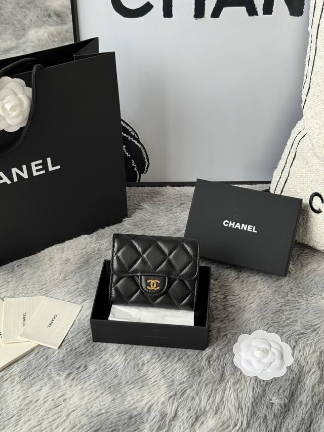 升级版Chanel。 经典Cf卡包款号A31504 顶级皮料五金，菱格纹路.原单品质！细节美到淋漓尽致 全套包装！尺寸8.5*12.5*2.5颜色如图所示