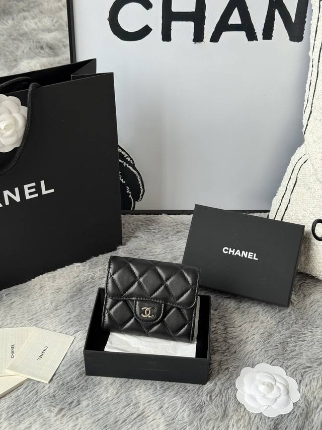 升级版Chanel。 经典Cf卡包款号A31504 顶级皮料五金，菱格纹路.原单品质！细节美到淋漓尽致 全套包装！尺寸8.5*12.5*2.5颜色如图所示