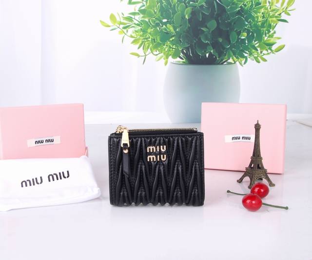 款号：M1113 品牌：Miumiu 颜色：黑色 粉色 蓝色 尺寸：11.5*10*3 说明: Miumiu专柜最新款！专柜爆款热力来袭，经典提花压纹设计，釆用