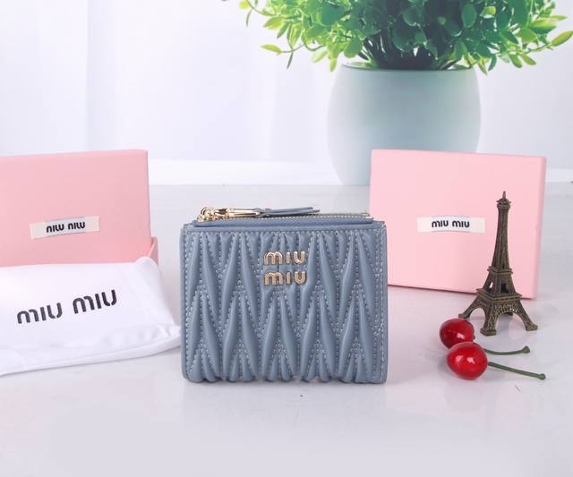 款号：M1113 品牌：Miumiu 颜色：黑色 粉色 蓝色 尺寸：11.5*10*3 说明: Miumiu专柜最新款！专柜爆款热力来袭，经典提花压纹设计，釆用