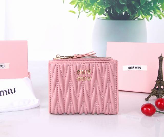 款号：M1113 品牌：Miumiu 颜色：黑色 粉色 蓝色 尺寸：11.5*10*3 说明: Miumiu专柜最新款！专柜爆款热力来袭，经典提花压纹设计，釆用