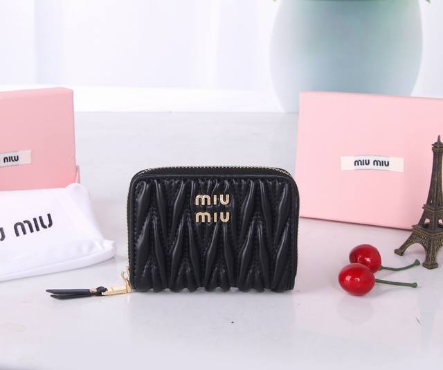 款号：M1115 品牌：Miumiu 颜色：黑色 粉色 尺寸：12*8.5 说明: Miumiu专柜最新款！专柜爆款热力来袭，经典提花压纹设计，釆用顶级进口小羊