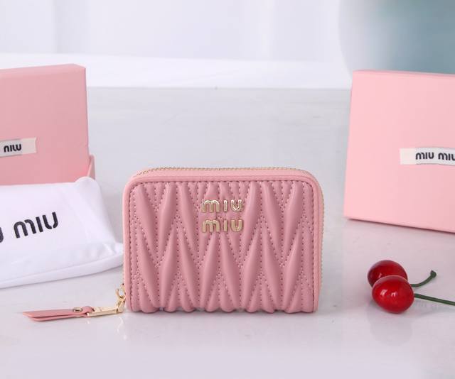 款号：M1115 品牌：Miumiu 颜色：黑色 粉色 尺寸：12*8.5 说明: Miumiu专柜最新款！专柜爆款热力来袭，经典提花压纹设计，釆用顶级进口小羊