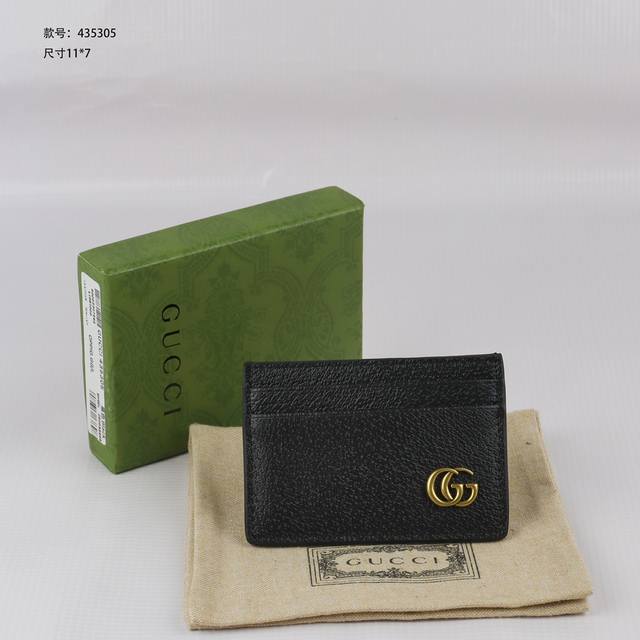 顶级原版 以获得野猪猪皮纹效果面料# Gg Marmont卡片夹。采用热压小牛皮制成，采用标志性双Gg金属配件醒目别致，以海外顶级五金精制而成。款号：43530