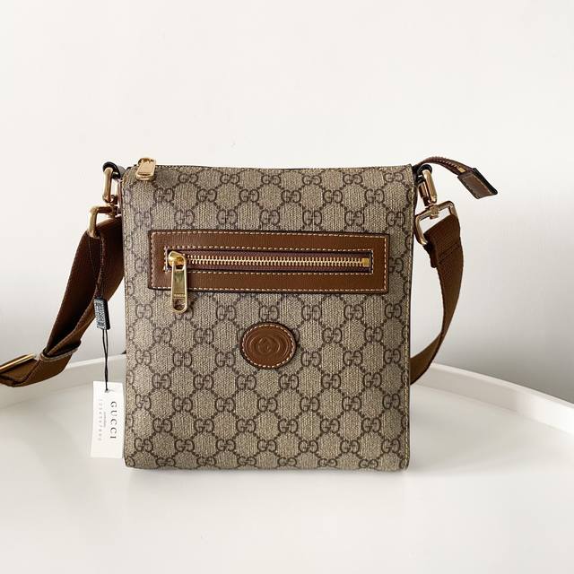 新款实拍# 款号：681021啡棕～523599焦糖 尺寸：宽21X高23.5X侧宽4.5 新款男士斜挎包 升级原版品质 前侧拉链袋 帆布内里加皮质口袋 五金质