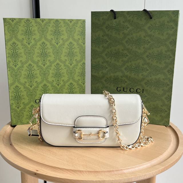 实拍# 款号:735178白皮 尺寸:2413.57.5Cm Gucci Horsebit 1955法棍 小红书大的新款背包 有2条肩带 手拿、斜挎、腋下都可以 实拍# 款号:735178白皮 尺寸:2413.57.5Cm Gucci Horsebit 1955法棍 小红书大的新款背包 有2条肩带 手拿、斜挎、腋下都可以