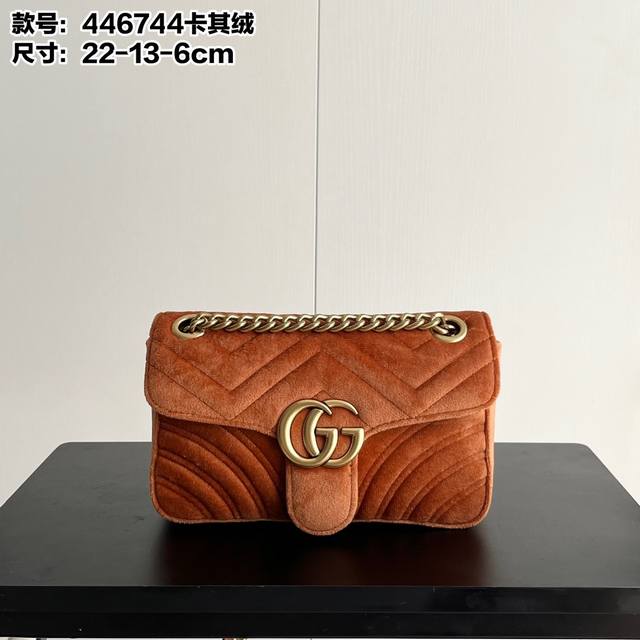 升级版实拍# 小号 款号：446744天鹅绒 尺寸：22-13-6Cm Gg Marmont天鹅绒系列 秋冬限时回货真的是时代的眼泪 对版反毛绒面料 呈现深浅色